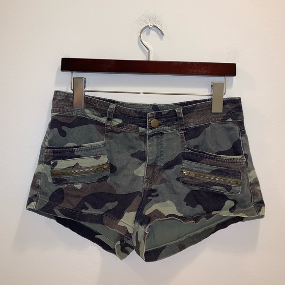 Forever 21 Green & Black Camouflage Jean shorts size 26 - Picture 2 of 9